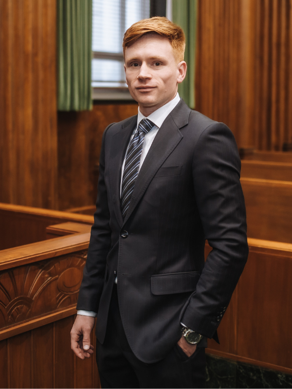 Photo of attorney Ryan Krupp in a St. Louis court room